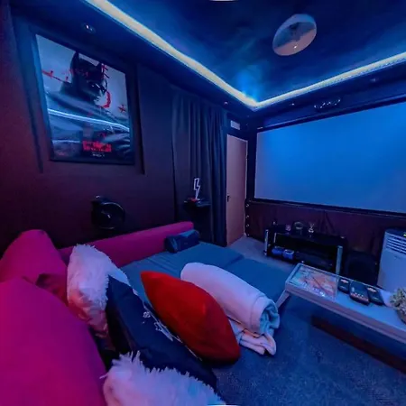 Unique Home W/Garden Hot Tub, Sauna & Cinema Room London Exterior photo