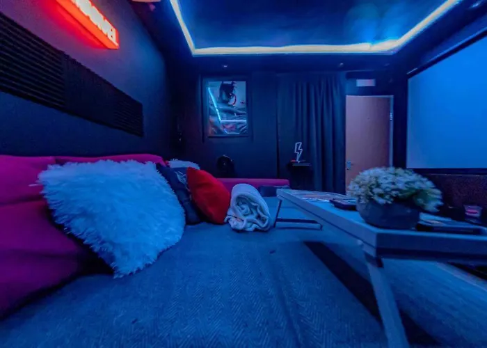 Unique Home W/Garden Hot Tub, Sauna & Cinema Room